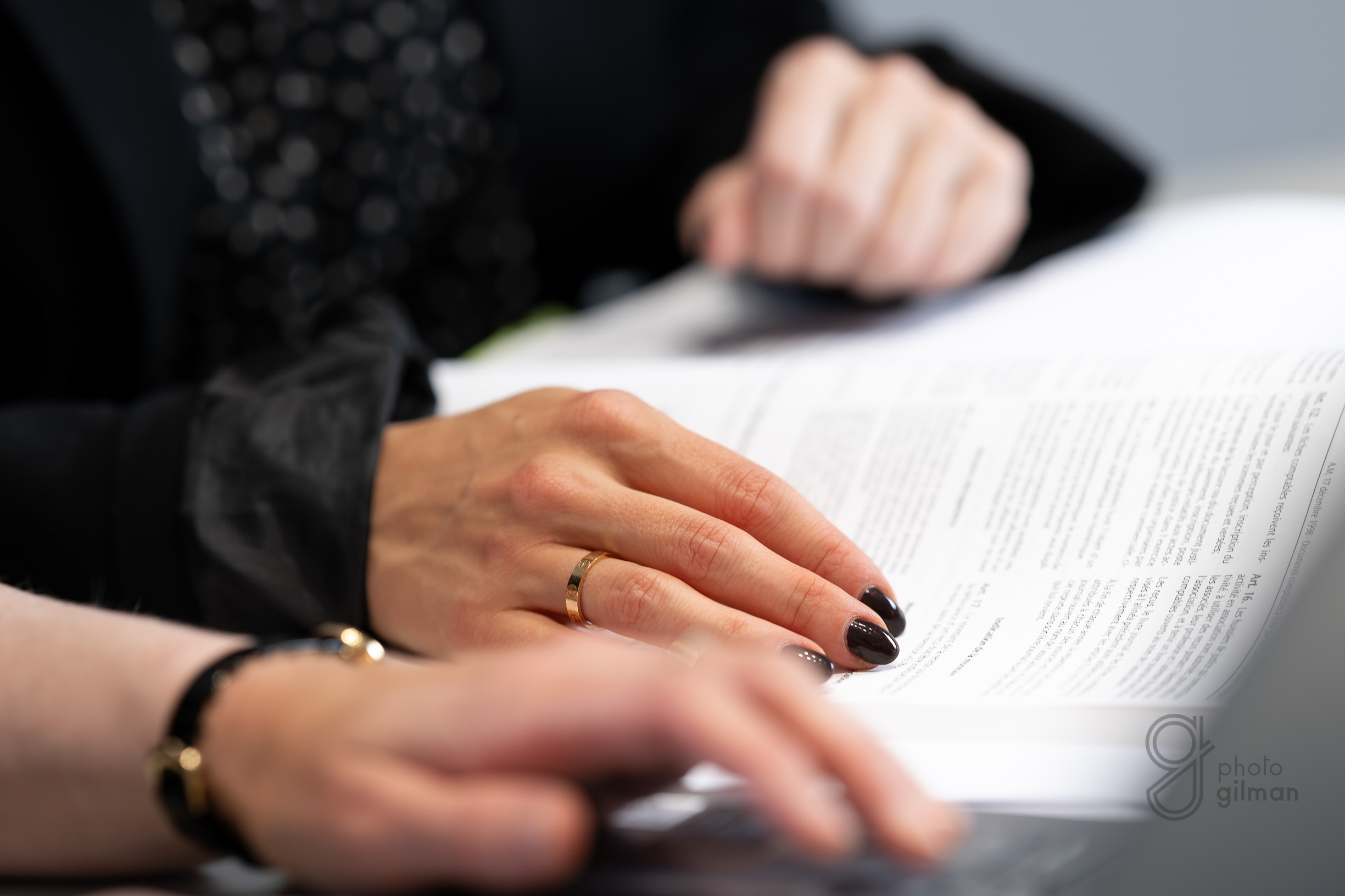 Personnes réfléchissant aux cas de la trêve hivernale