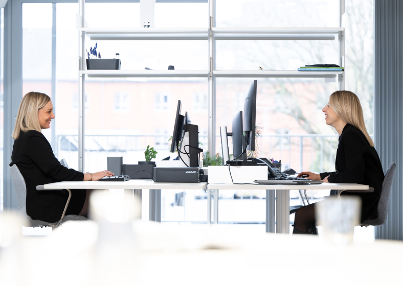 Caroline Hanquet et Manon Lecomte travaillant dans leur bureau